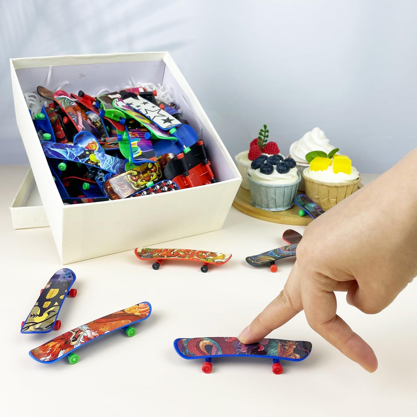 XIPEGPA 100 PCS Mini Finger Skateboards Finger Skateboard Toys for Birthday Party Favors Gift Props Decoration (100)