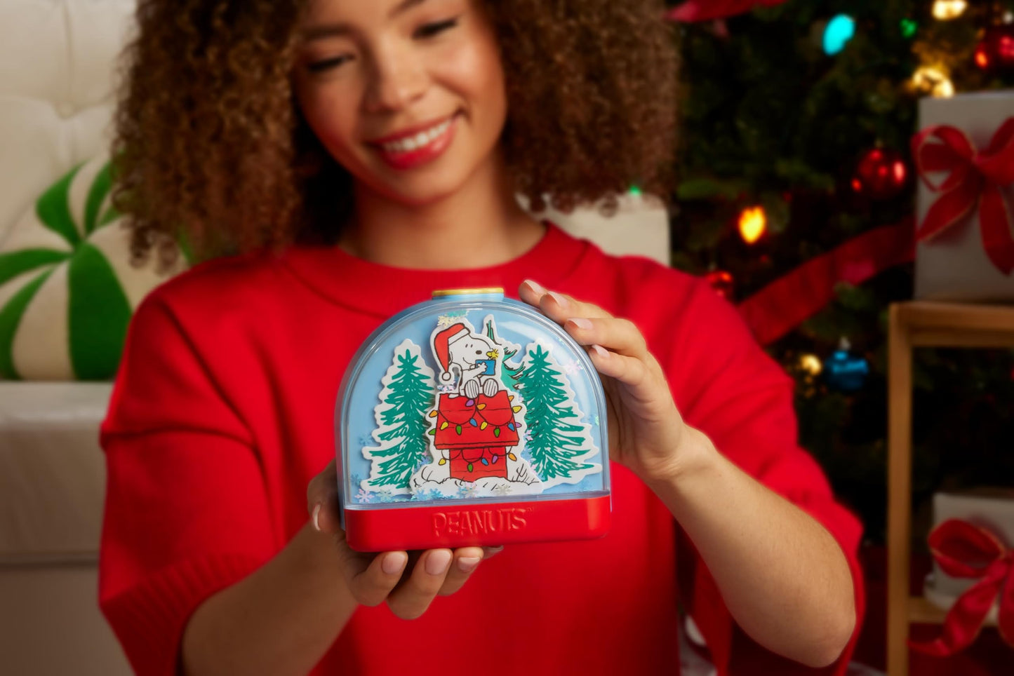 Polly Pocket x Peanuts Collector Compact, Micro Dolls and Playset, 7 Themed Accessories, 4 Iconic Locations, Snoopy & Woodstock