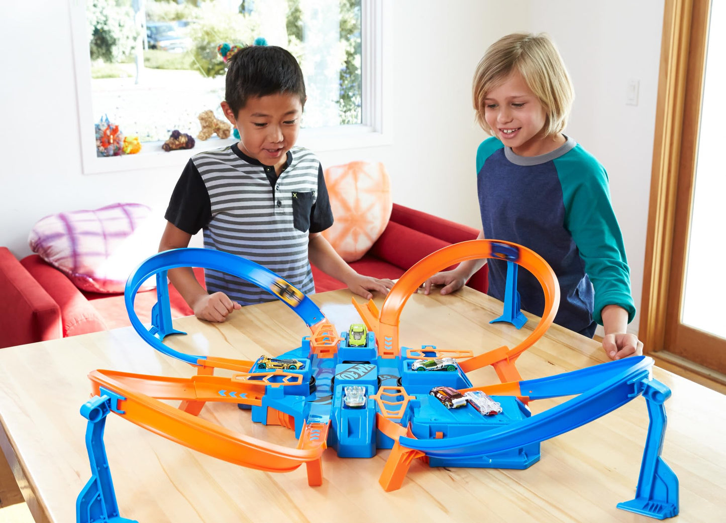 Hot Wheels Track Set with 1:64 Scale Toy Car, 4 Intersections for Crashing, Powered by a Motorized Booster, Criss-Cross Crash Track (Amazon Exclusive)