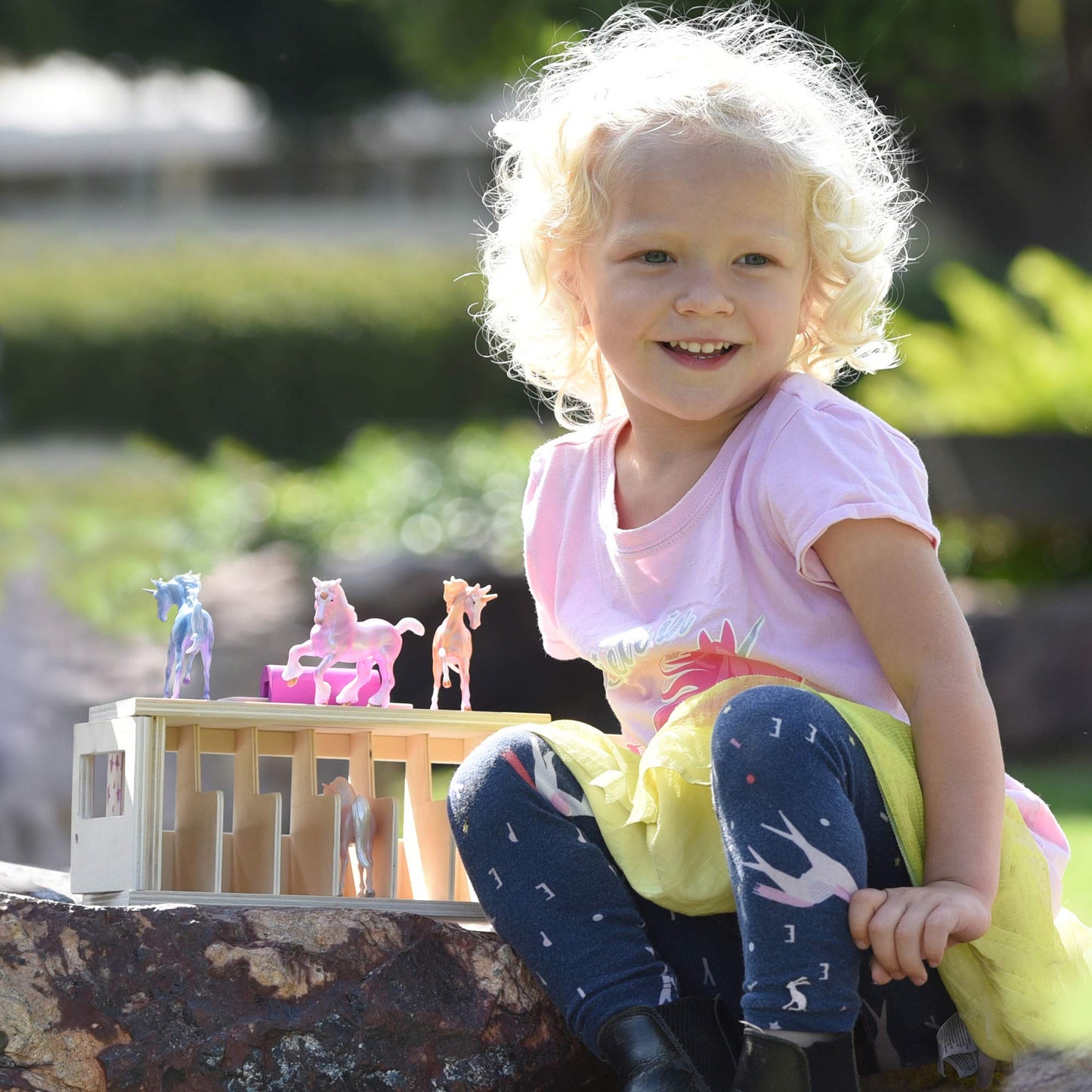 Breyer Unicorn Magic Wooden Carry Stable Playset with 6 Hand-Painted Unicorns – Toys & Gifts for Girls Ages 4–8