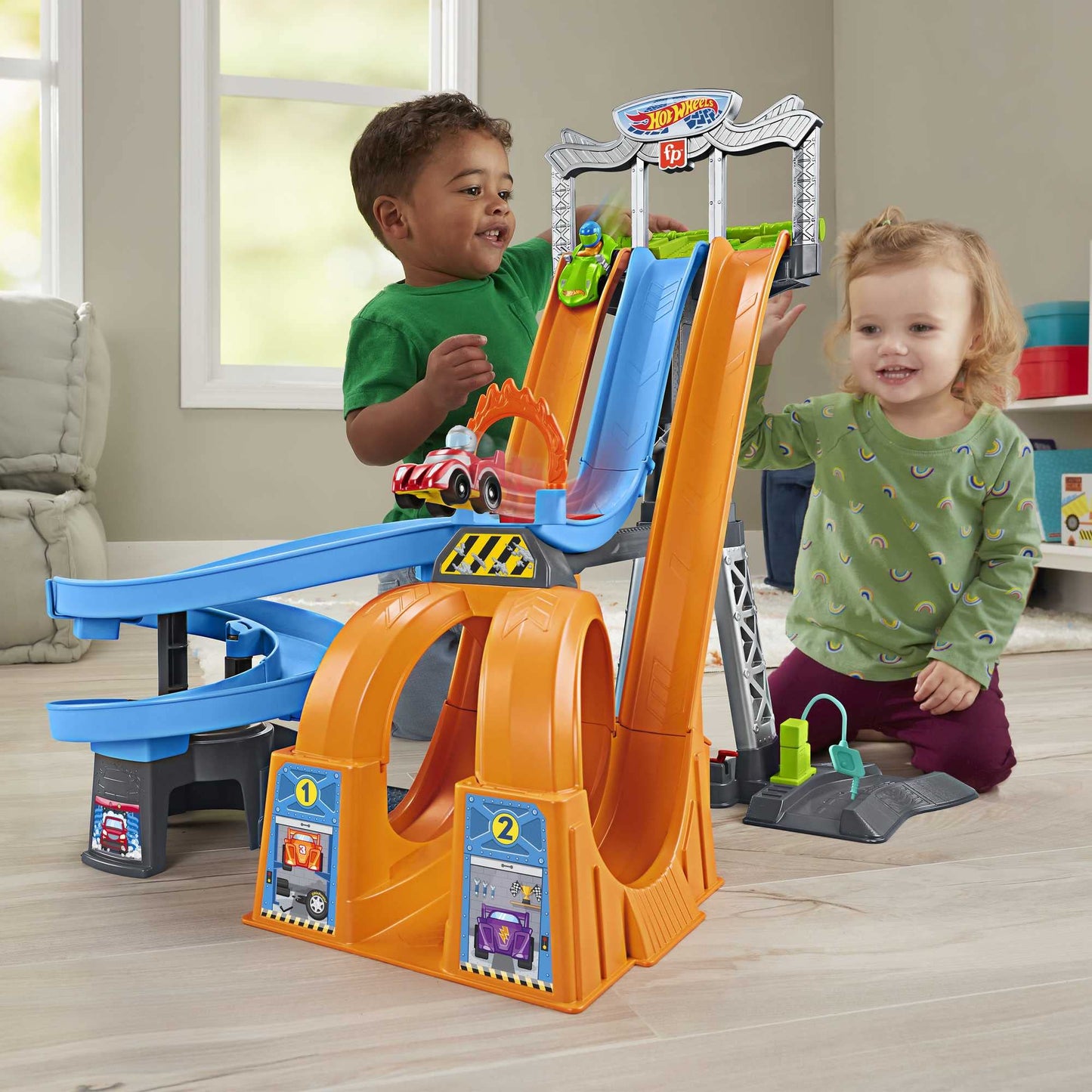 Fisher-Price Little People Hot Wheels Racing Loops Tower Toy with Stunt Ramp, Sounds & Race Track for Toddlers 18+ Months (Amazon Exclusive)