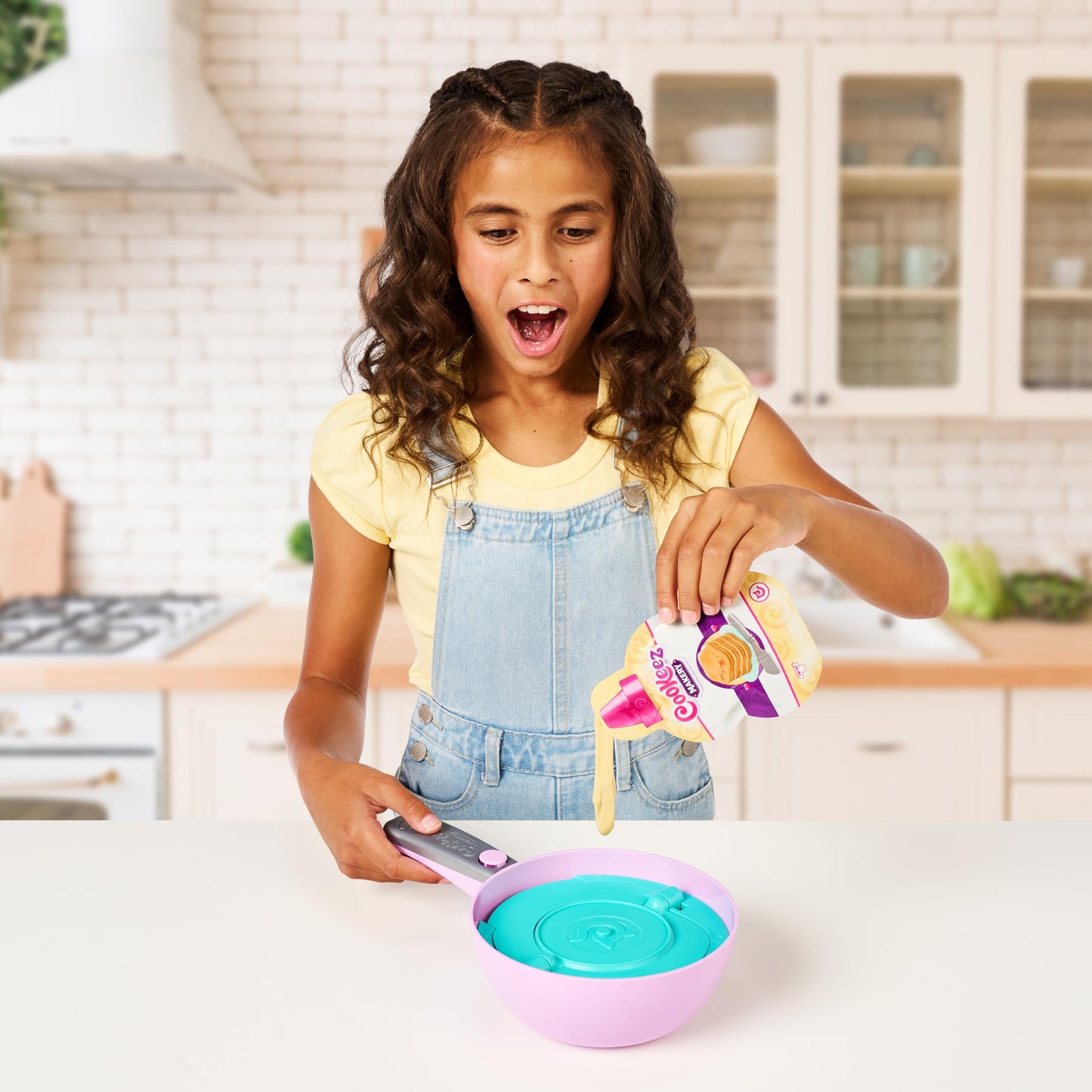 Cookeez Makery Pancake Treatz – Mix, Flip & Reveal a Scented Interactive Plush Friend! Surprise Styles Available