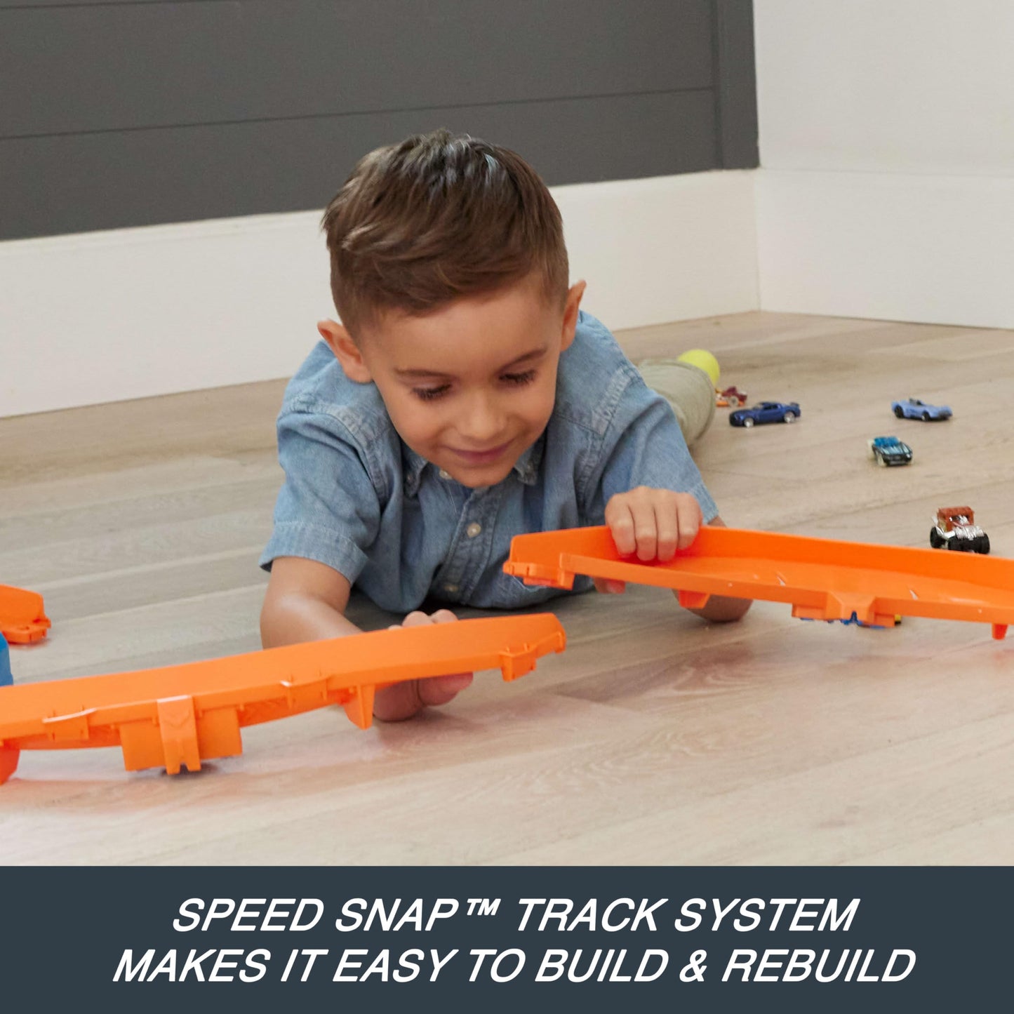 Hot Wheels Toy Car Track Set, Deluxe Building Box with Motorized Booster, 1:64 Scale Vehicle, Speed Snap Track, Boosted Jump Speedway