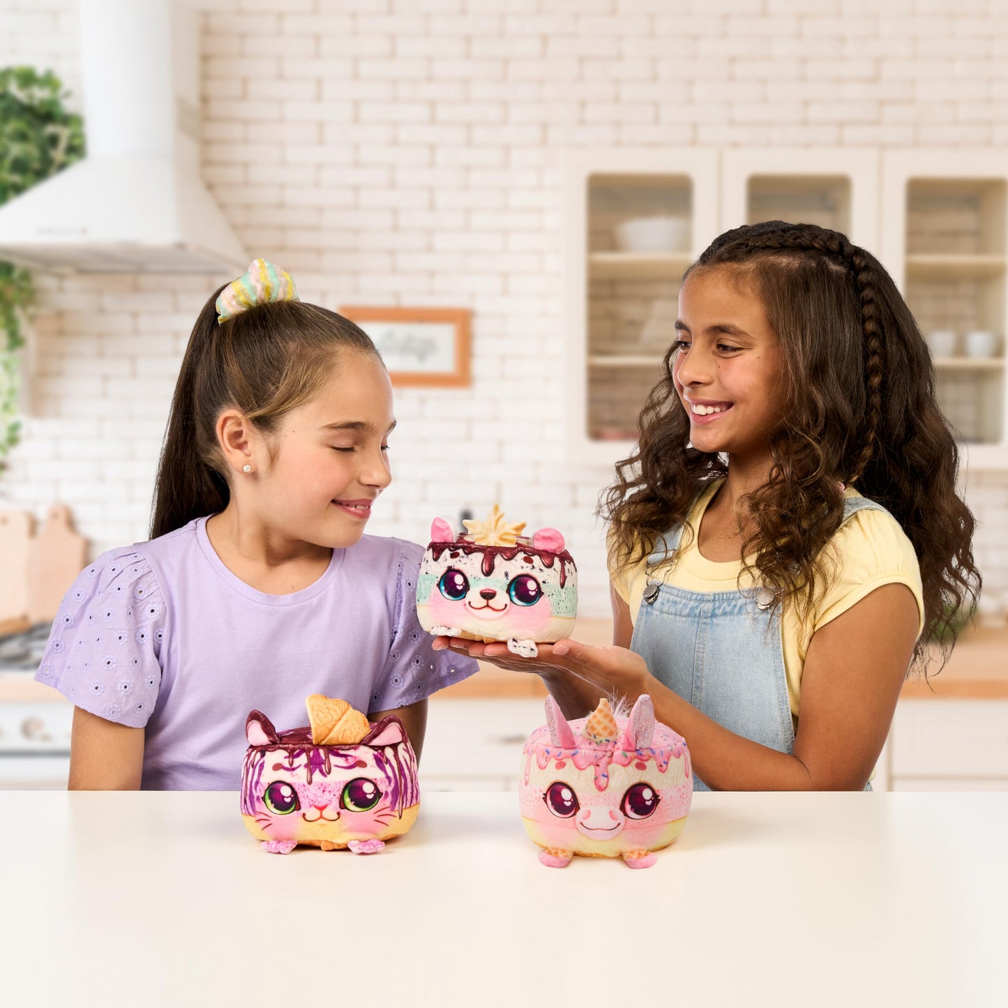 Cookeez Makery Freezy Cakez – Mix, Freeze & Reveal a Scented, Shivering Plush Friend! Styles May Vary