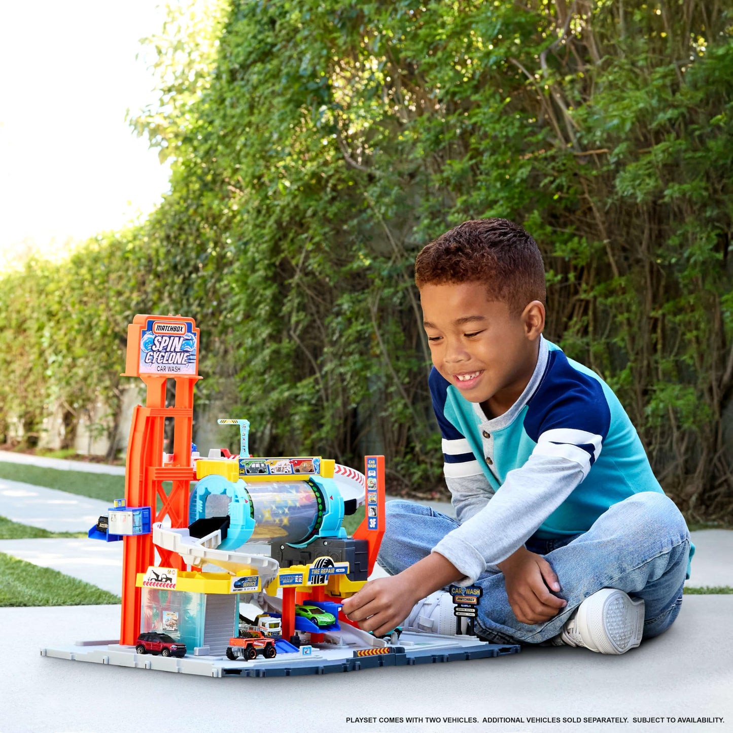 Matchbox Toy Car Track Set, Spin Cyclone Car Wash Playset with 1:64 Scale Corvette & Tow Truck, Features Spinning Wash Tunnel, Tune-Up Shop & Parking