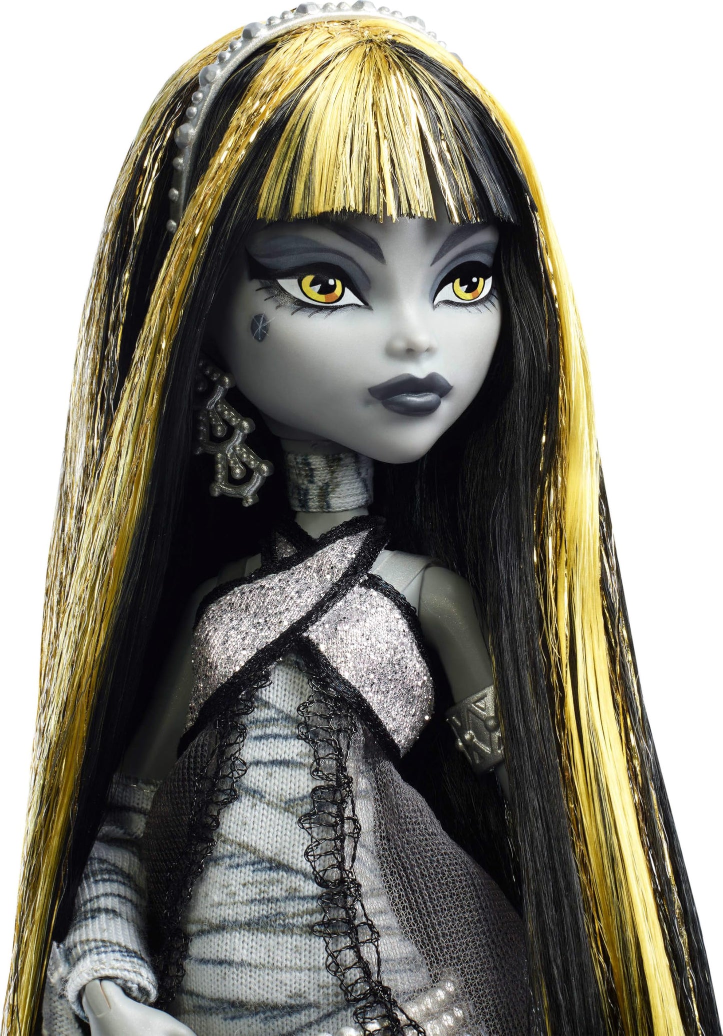 Monster High Reel Drama Doll, Cleo De Nile Black and White Reproduction Collectible with Doll-Size and Life-Size Posters, Horror Flick Theme, and Pet