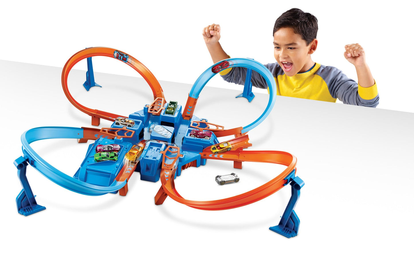 Hot Wheels Track Set with 1:64 Scale Toy Car, 4 Intersections for Crashing, Powered by a Motorized Booster, Criss-Cross Crash Track (Amazon Exclusive)