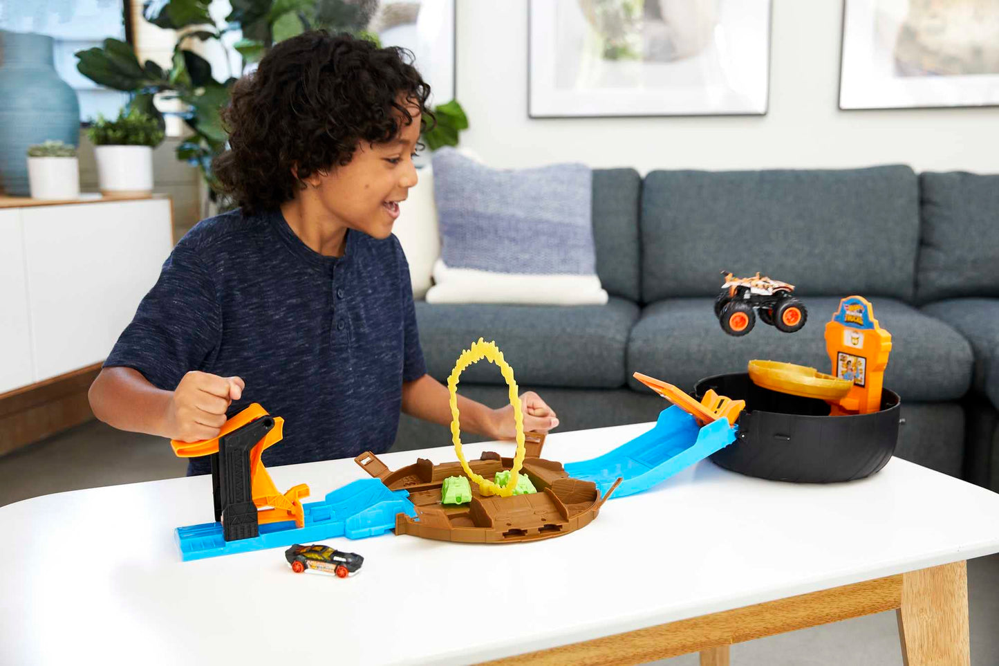 Hot Wheels Toy Monster Trucks Playset, Tire-Shaped Case Transforms into Race Course, 3 Trucks & 4 Cars in 1:64 Scale, Stunt Tire (Amazon Exclusive)