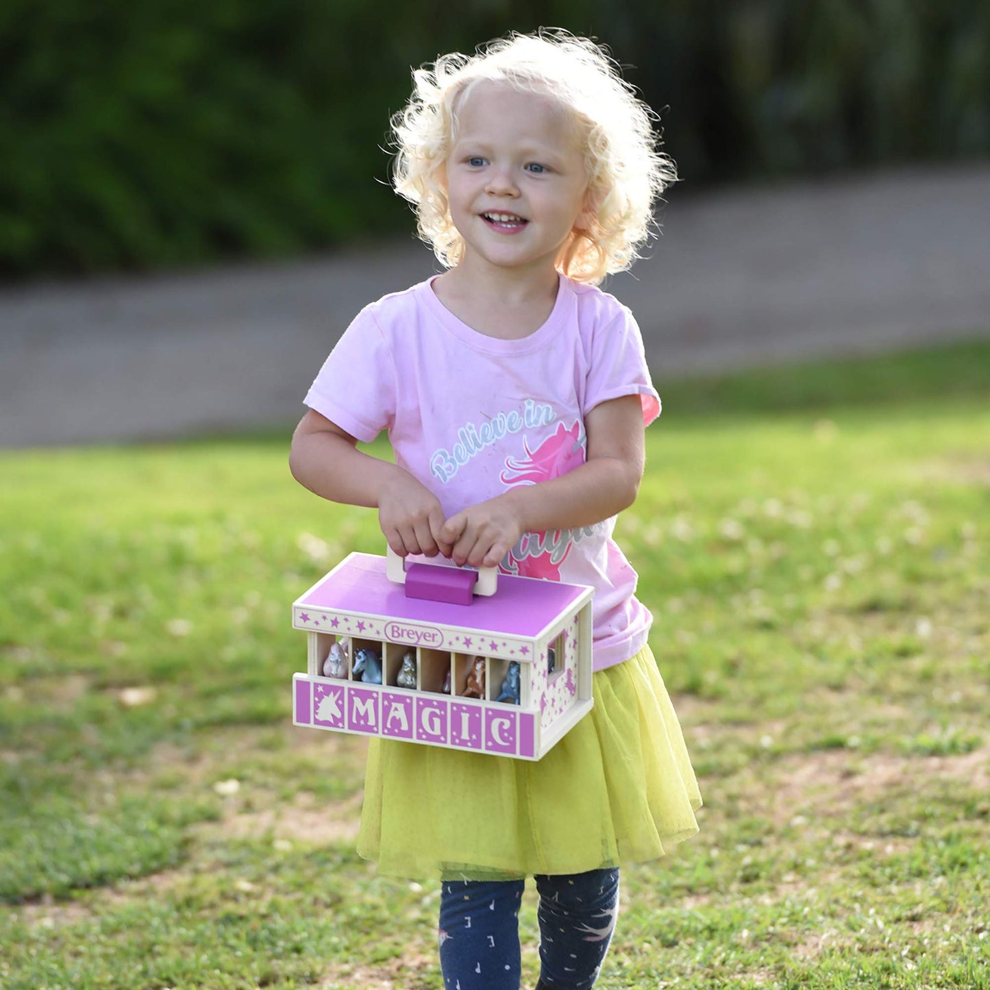 Breyer Unicorn Magic Wooden Carry Stable Playset with 6 Hand-Painted Unicorns – Toys & Gifts for Girls Ages 4–8