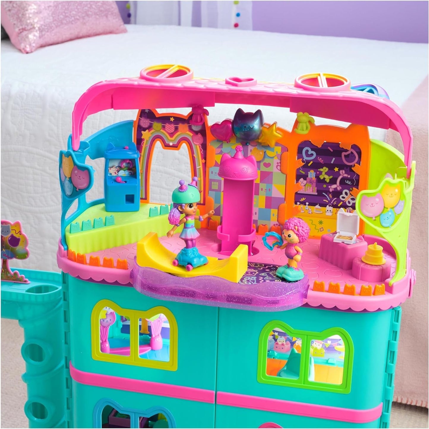 Gabby's Dollhouse, Party Room Playset with Exclusive Toy Figures, Dollhouse Furniture, Accessories & Fidget Play, Kids Toys for Girls and Boys Ages 3+