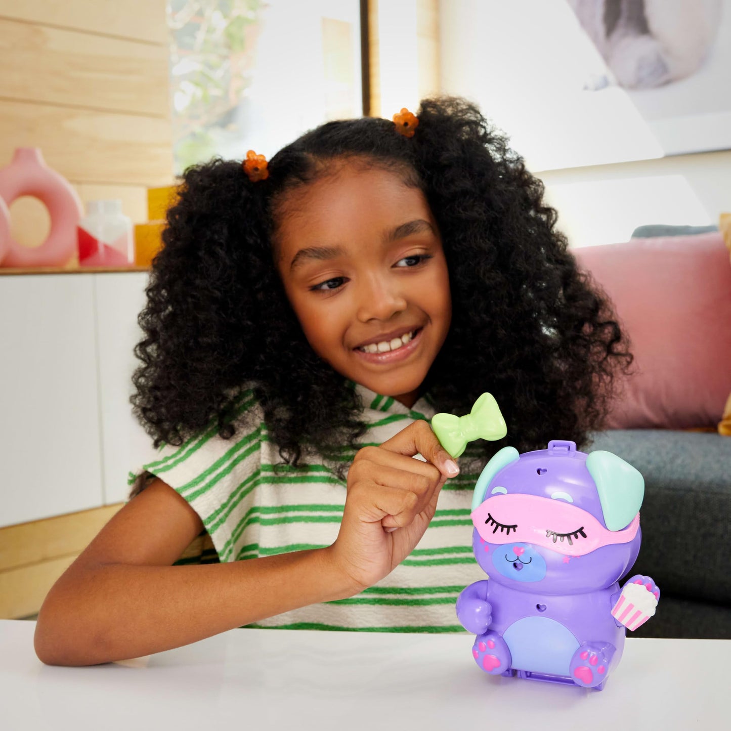 Polly Pocket Dolls and Playset, Sleepover Puppy Compact, Travel Toy with 1 Micro Doll, Pet Dogs, Food & Fashion Styling Accessories