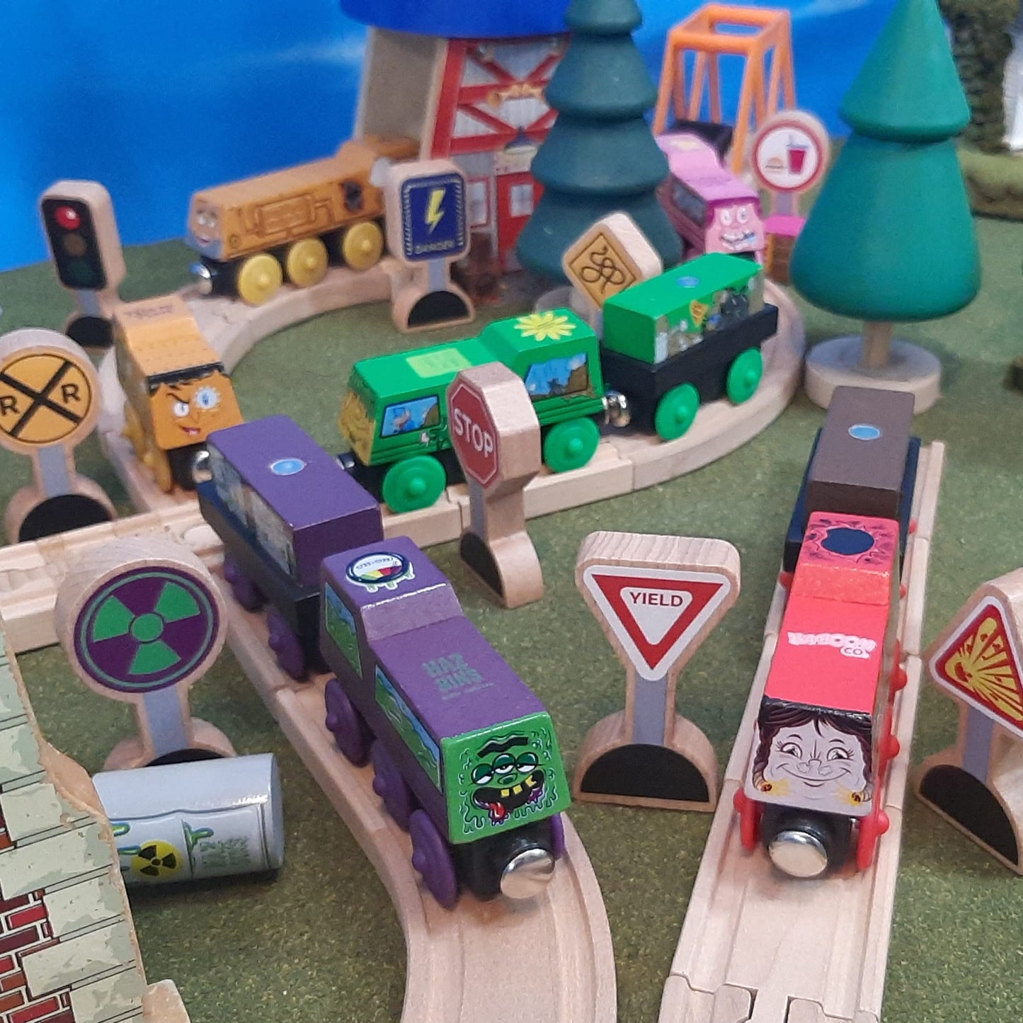 15-Piece Wooden Traffic Signs for Kids – Play Mats, Toy Cars & Trains, Educational Road Signs, Zany Trains Series 2