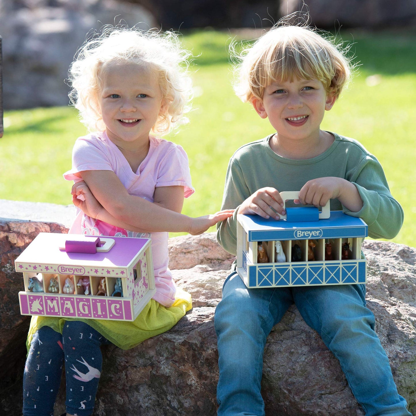 Breyer Horses Farms Wooden Stable Playset with 6 Horses | 6 Piece | 6 Stablemates Horses Included | 6” H x 9” L x 2.5” D | 1:32 Scale | Model #59217, Multi