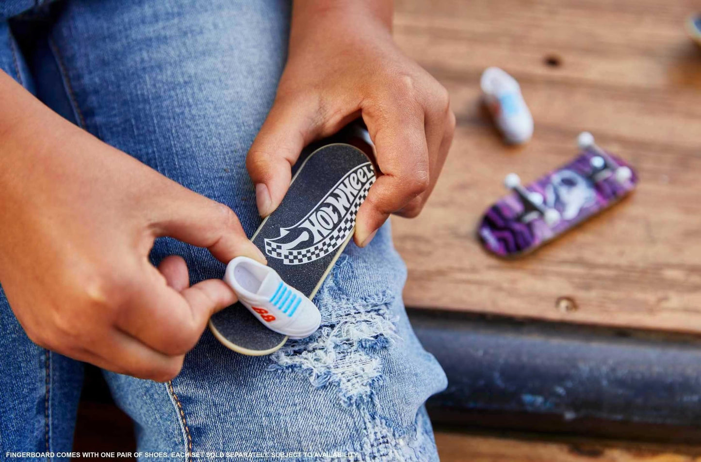 Hot Wheels Skate Rippin' Tricks Pack - 8 Fingerboards and 4 Pairs of Skateboard Shoes with Tony Hawk Inspired Designs, for Ages 5 and up, HMY19