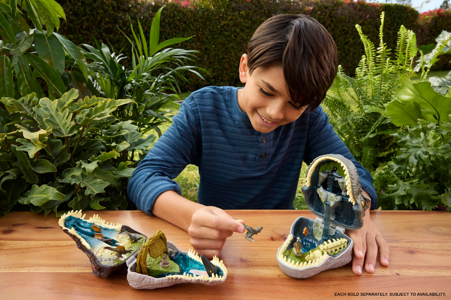 Mattel Jurassic World Rebirth Micro Adventure Playset, Tyrannosaurus Rex Head Opens to 4 Interactive Features, 3 Micro Figures, T. Rex Dinosaur Toy