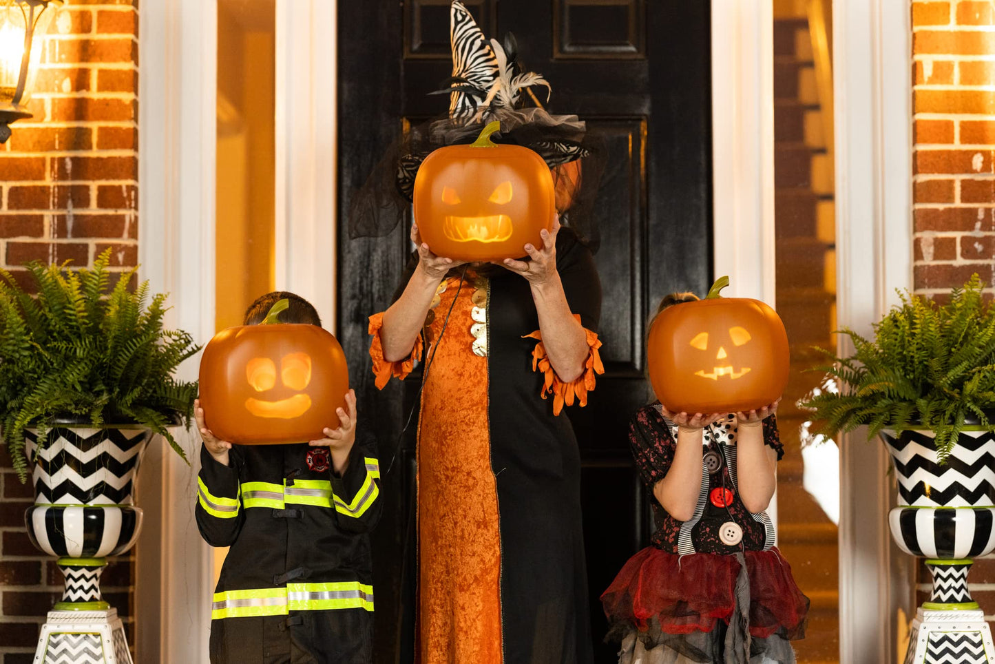 ANIMAT3D Jabberin' Jack Talking Animated Pumpkin with 8 Inch Screen and Built-in Projector + Speaker