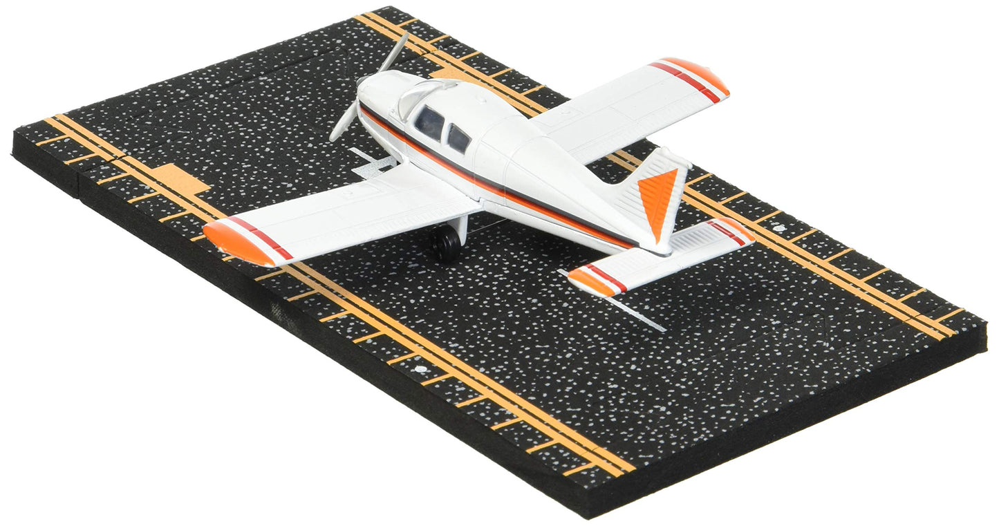 Hot Wings Planes Piper Cherokee with Connectible Runway in Aviation Museums Nationwide