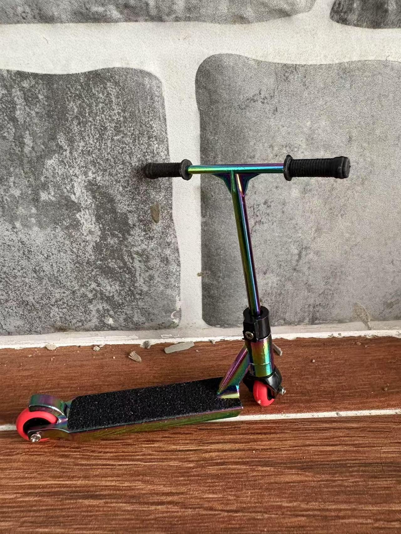 LEEFAI Metal Finger Scooter Alloy Pro Finger Stunt Scooter-Solid Metal fingerscooter (Rainbow)