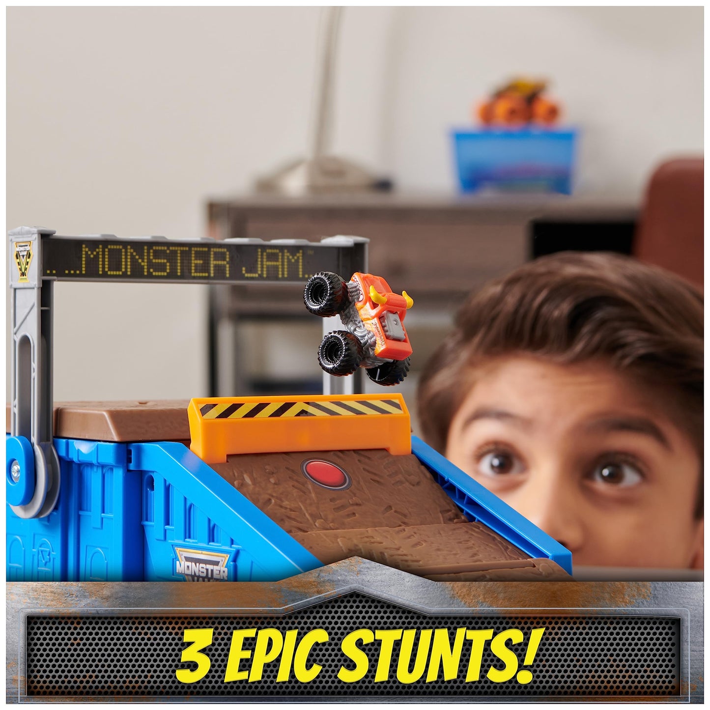 Monster Jam Mini Freestyle Flip Arena Playset and Storage with 2 Mini Trucks, Kids Toys for Boys and Girls Ages 3 and up