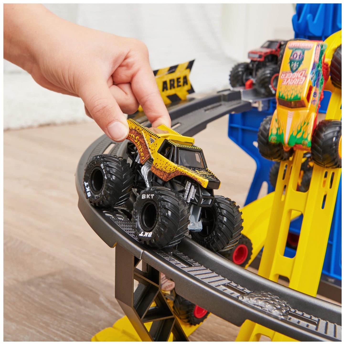 Monster Jam Garage Playset and Storage with Exclusive Grave Digger Monster Truck, Lights & Sounds, Kids Toys for Boys and Girls Ages 4 and Up