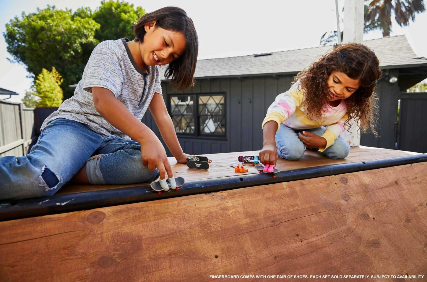 Hot Wheels Skate Rippin' Tricks Pack - 8 Fingerboards and 4 Pairs of Skateboard Shoes with Tony Hawk Inspired Designs, for Ages 5 and up, HMY19