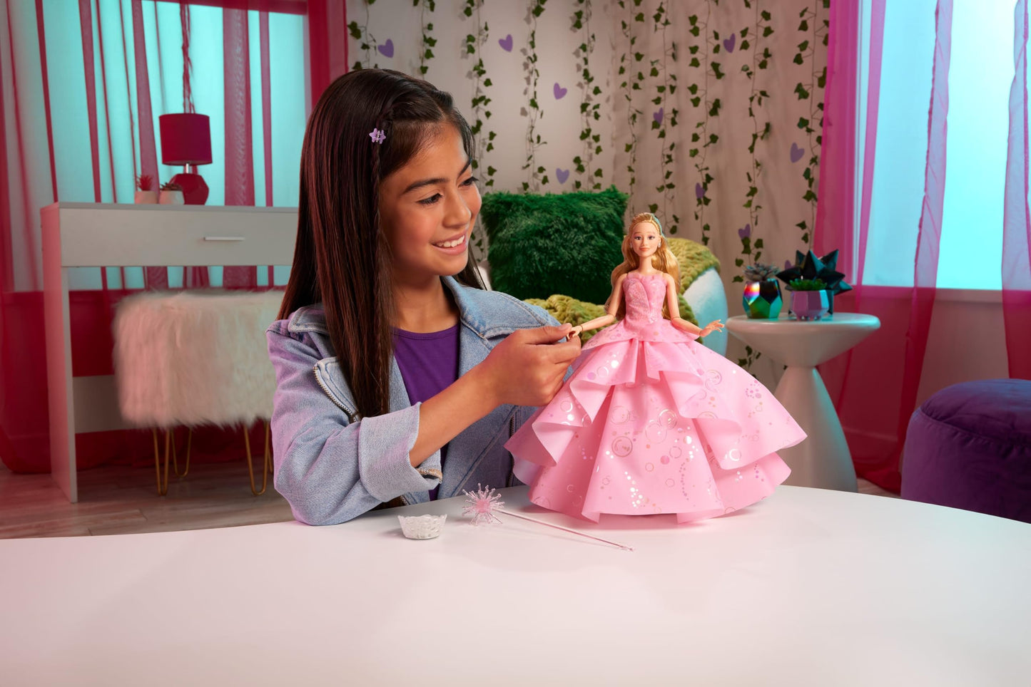 Mattel Universal Wicked Deluxe Glinda Fashion Doll & Accessories Including Crown & Scepter, Movie-Inspired Look with Posability