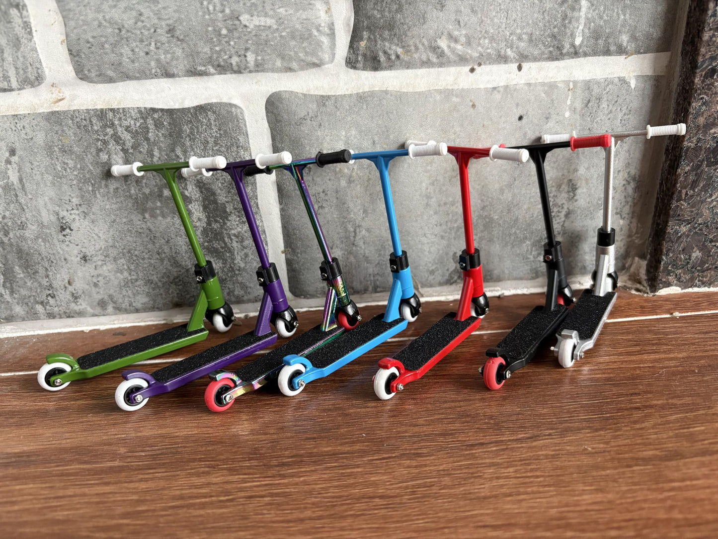 LEEFAI Metal Finger Scooter Alloy Pro Finger Stunt Scooter-Solid Metal fingerscooter (Rainbow)