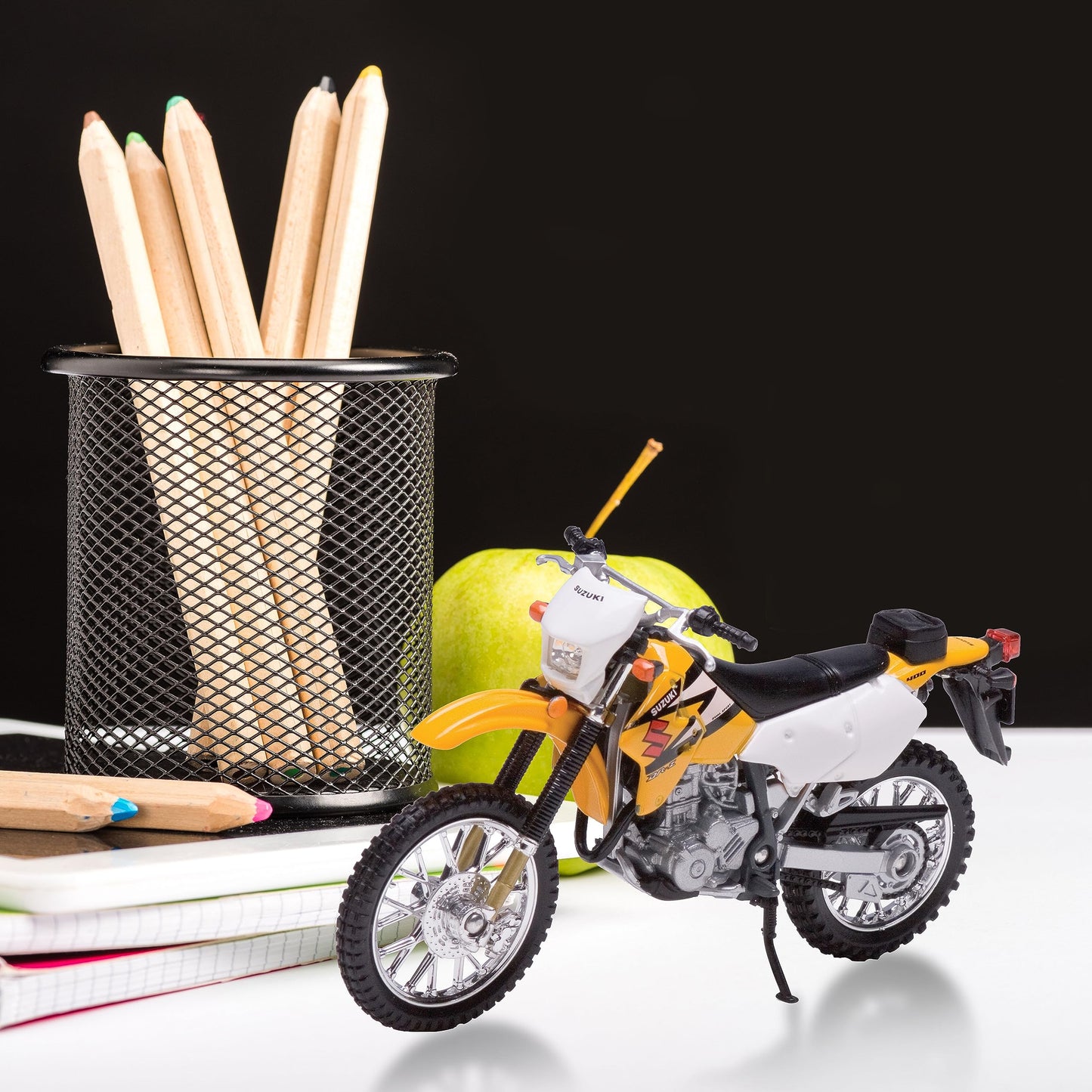 Welly Die Cast Motorcycle Yellow Suzuki RM250, 1:18 Scale, Collectible Model Dirt Bike