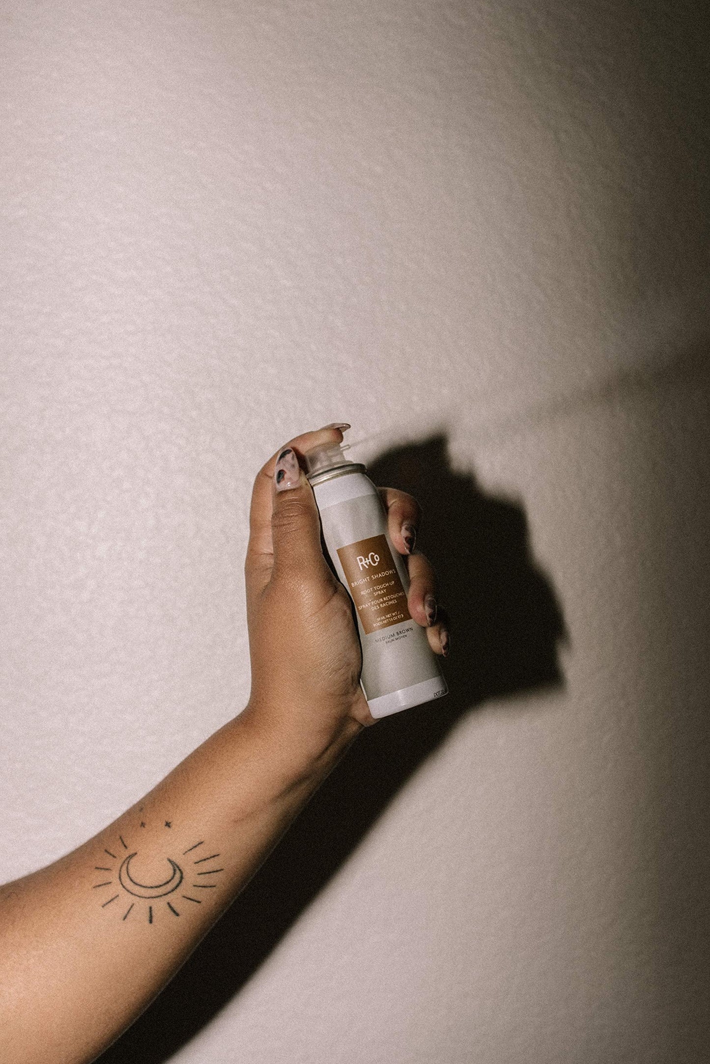 R+Co BRIGHT SHADOWS Root Touch-Up Spray Medium Brown 59 ml / 1.5 oz